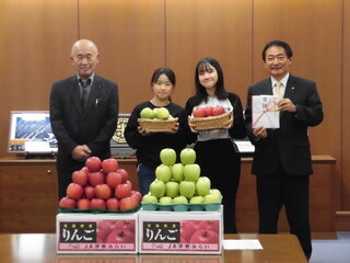 2枚目：津軽みらい農業協同組合からの贈呈セレモニーの集合写真