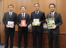 図書の贈呈式の写真です。