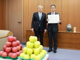 りんごの贈呈式の写真です。