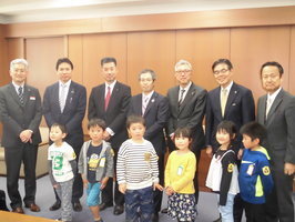 黄色いワッペン贈呈式にて、子どもたちも含めた集合写真です。
