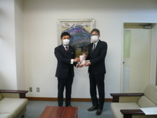 オガワ機工株式会社からの贈呈式の様子の写真です。