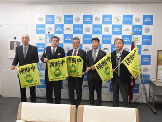 1枚目：福岡県トラック協会久留米分会からの贈呈セレモニーの集合写真です。