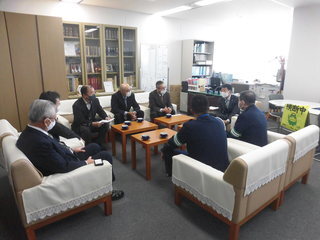 2枚目：福岡県トラック協会久留米分会からの贈呈セレモニーの様子の写真です。
