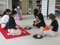 お茶のお点前の練習をしている様子