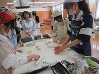 パン作りをしている様子
