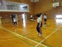 軽スポーツでドッチビーをしている様子