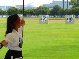 的を射る高校生の写真