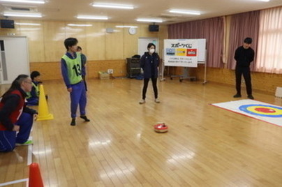 ジェットローラーの行き先を見守る参加者たち