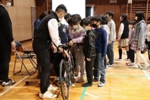 杉浦選手の自転車に触れる子どもたち