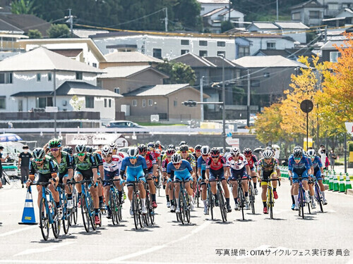 サイクルロードレースの様子