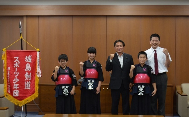 原口市長と城島少年剣道部のメンバーの集合写真