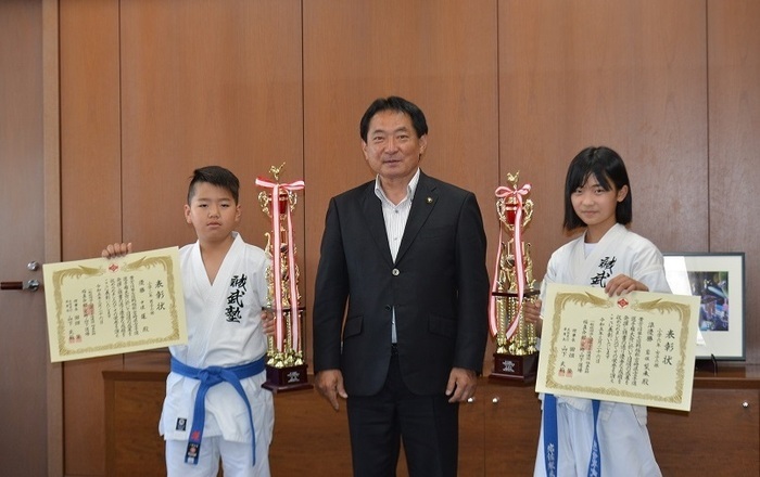 選手2人と原口市長の集合写真