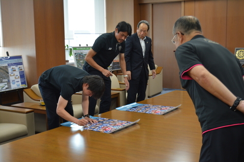 ポスターにサインを入れる城後選手と鶴野選手