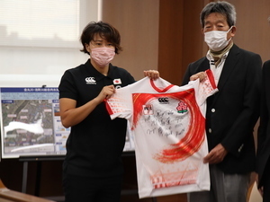中村選手と日野会長の写真
