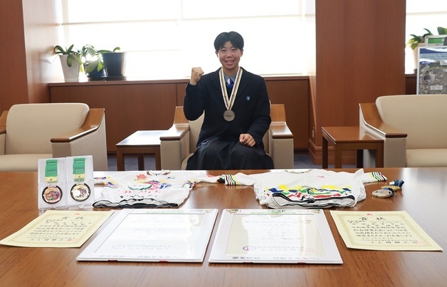 池田選手と獲得したメダルや賞状
