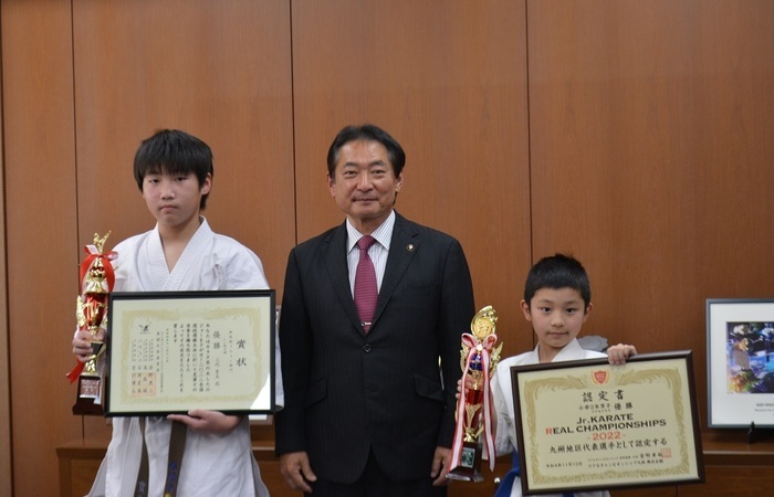 拳狼會の2人と市長の集合写真