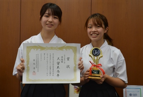 準優勝した久留米高専女子弓道部の二人