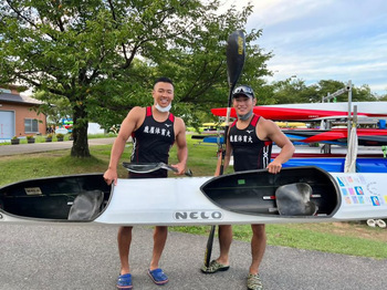 カヌーを持つ下川選手