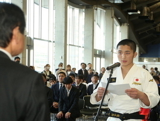 謝辞を述べる古賀選手