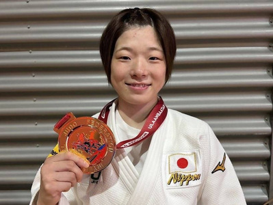 金メダルを持つ古賀若菜選手