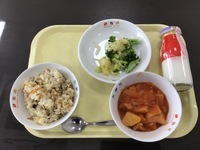 ケニア料理の給食メニューの写真