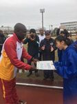 駅伝大会でケニア選手から特別賞を受賞する小学生
