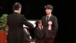 表彰式での田中選手の写真