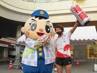 ナナイロプリズム福岡の中村選手が交通安全イベントに参加した時の写真