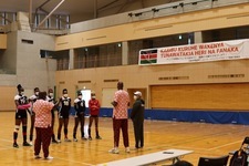 ケニア女子バレーボールチームの練習中の写真