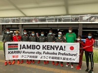 日本に到着したケニア女子バレーボールチームの集合写真