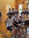 ケニア選手とオンライン交流する小学生の様子