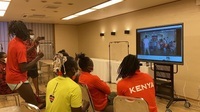 応援動画を鑑賞するケニア選手たちの画像