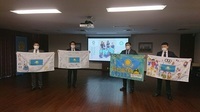 カザフスタン大使館で応援旗を贈呈した画像