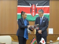 ケニア大使が大久保市長を表敬した時の画像