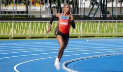久留米陸上競技場でトレーニング中のケニア女子陸上選手の写真