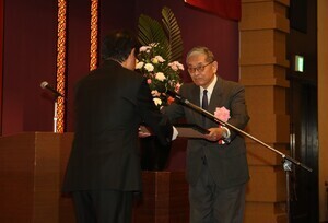 船津氏の表彰式の様子