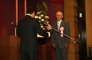 武藤氏の表彰式の様子