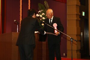 田中氏の表彰式の様子