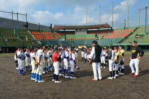 野球教室で講師の話を聞く子どもたちの写真