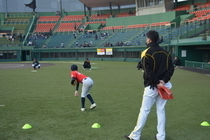野球教室で投球する子どもの写真