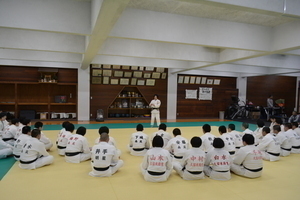 柔道教室で講師の話を熱心に聞く学生の写真