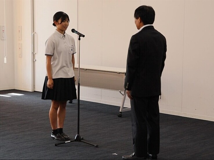 決意表明をする鶴葵衣さん