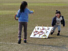 公式輪投げをしている様子