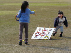 公式輪投げをしている子ども