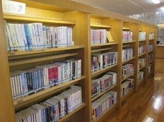 田主丸館YAコーナー書架の様子