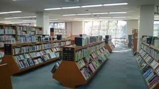 中央図書館２階フロアの写真