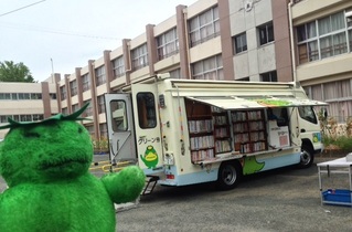 学校に停車する移動図書館車とブックン
