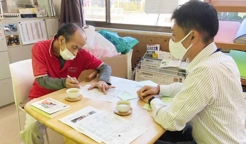 完成したマイプランを確認する原武さん