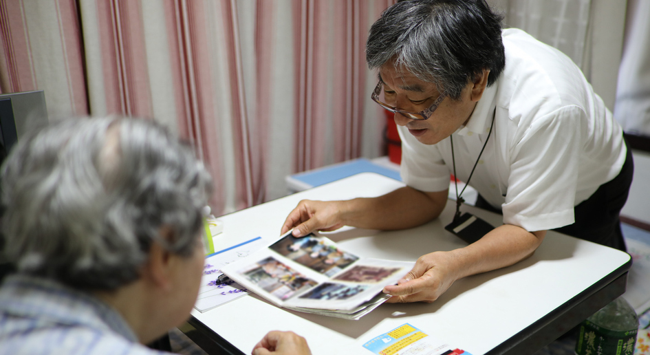 アルバムを見る永田さん