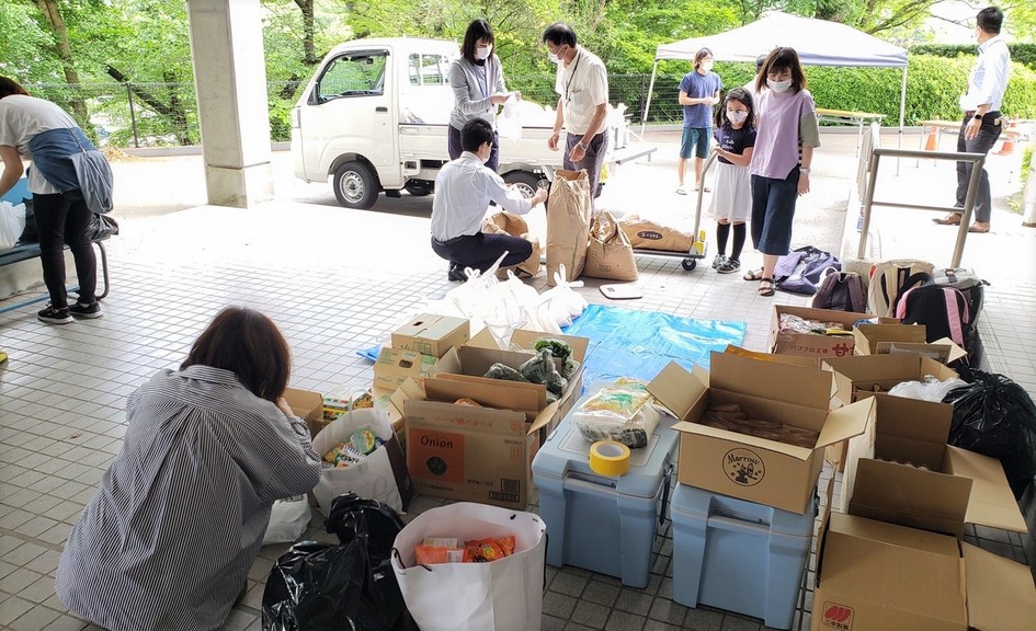 配布会前の仕分け作業の風景